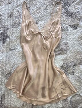🪽 Vintage 100% silk slip dress by Victoria’s Secret in a soft champagne ivory